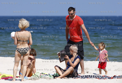Polwysep helski. Marcin Prokop nad morzem z coreczka.
23.07.2008
fot....