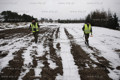 Rebiechowo. Saperzy przygotowujacy teren pod budowe...