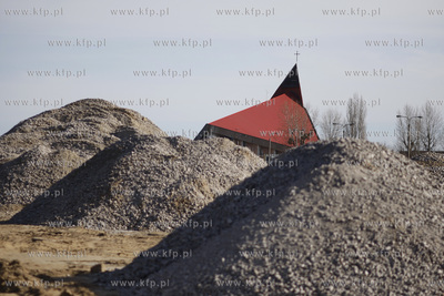 Gdansk Zaspa. Wyburzanie dawnego pasa startowego wzdluz...