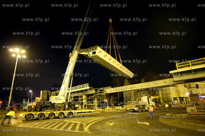 Gdansk Wrzeszcz. Montaz ostatniego elementu estakady...