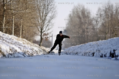 Gdańsk Zaspa. Jazda na łyżwach po zamarzniętym...