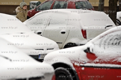 Gdansk Zabianka. Zima. Poranne odsniezanie aut.
15.02.2012
fot....