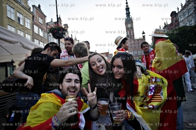 Hiszpanscy kibice opanowali  ul. Dluga i Dlugi Targ...