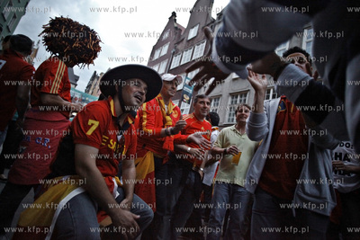 Hiszpanscy kibice opanowali  ul. Dluga i Dlugi Targ...