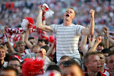 Gdansk. Mistrzostwa europy w pilce noznej. Kibice ogladaja...