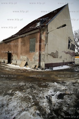Gdansk. Wyburzanie budynku bylego kina Znicz przy ul....