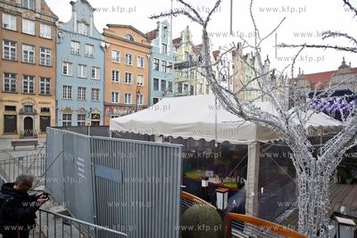 Stalowe ogrodzenie wokol  nielegalnie wystawionego...