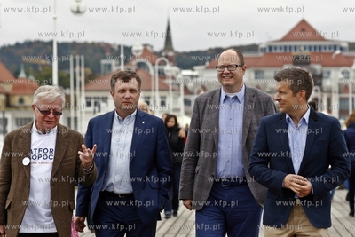 Sopot. Spacer prezydentow Gdanska Pawla Adamowicza...