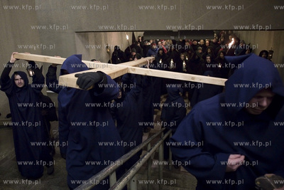 Gdańsk. Misterium Nocne. Uczestnicy misterium przy...