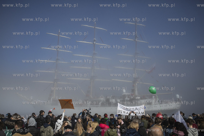 Powrót do portu w Gdyni żaglowca Dar Młodzieży...