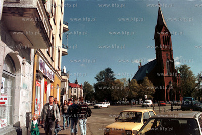 Rynek i kosciol w Kartuzach. 09.98 Fot. Maciej Kosycarz...