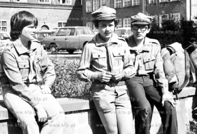 Harcerze przed wyjazdem na oboz harcerski: od lewej...