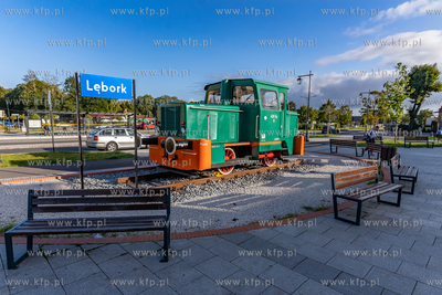 Dworzec PKP w Lęborku. Odrestaurowana lokomotywa manewrowa...