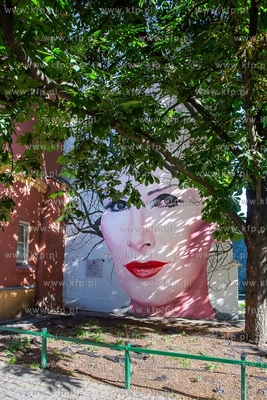 Mural z wizerunkiem Kory autorstwa Bruna Althamera,...