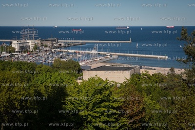 Gdynia. Widok na marinę jachtową i plażę z Kamiennej...