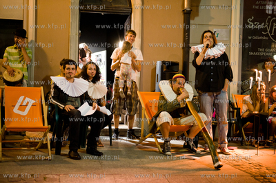 Gdansk. Ul Dluga. Teatr w Oknie. Festiwal Szekspirowski....