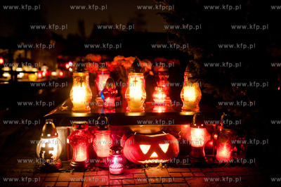Gdansk. Cmentarz lostowicki. Swieto Wszystkich Swietych....