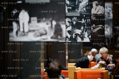 Gdansk. Teatr Wybrzeze. Wystawa zdjęć przygotowana...