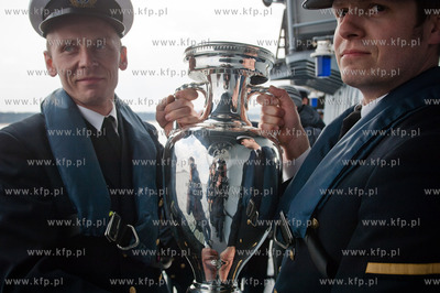 Marynarze okretu rakietowego ORP Orkan transportuja...