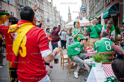 Gdansk. Ulica Dluga. Tlumy kibicow z Hiszpanii i Irlandi...