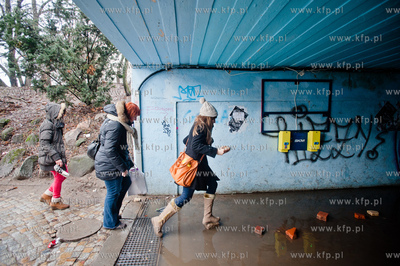 Gdansk. Wrzeszcz. Zalane przejscie podziemne do peronow...