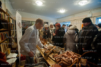 Gdansk. Oliwa. Dom Zarazy. Bazar nisko przetworzonej...