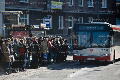Gdansk Wrzeszcz. Petla autobusowa. Tlum ludzi czekajacych...