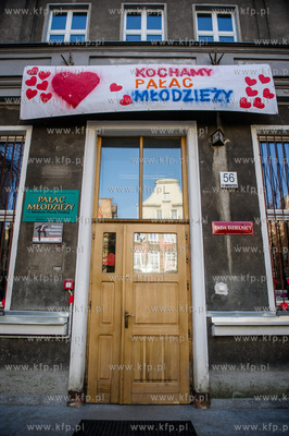 Gdansk. Walentynkowe dekoracje Palacu Mlodziezy, przygotowane...