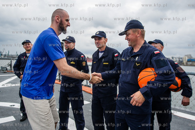 Koszykarz Marcin Gortat odwiedza Port Wojenny w Gdyni...