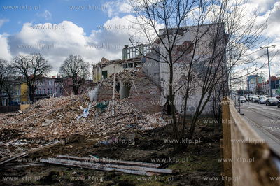 Gdansk. Rozbiorka budynku dawnej przychodni przy ulicy...