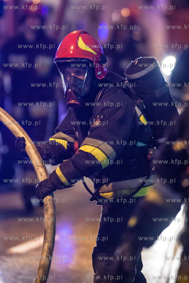 Symulowana akcja ratunkowa po zderzeniu trzech samochodow,...