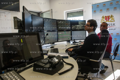 Symulowana akcja ratunkowa po zderzeniu trzech samochodow,...