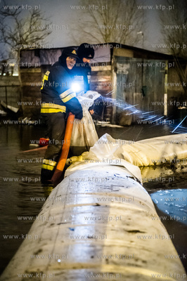 Gdańsk. Prowadzona przez strażaków akcja stawiania...