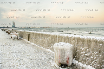 Gdynia. Zimowa, mroźna pogoda na Bulwarze Nadmorskim...