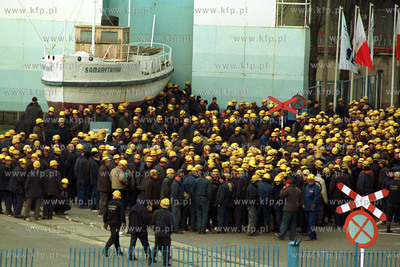 Strajk w Stoczni Gdynia S.A.18.02.2002fot. Wojtek...