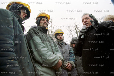Czwarty dzien strajku w Stoczni Gdynia S.A. Do stoczniowcow...