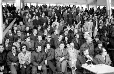 Kibice na stadionie Lechii Gdansk. 07.04.1974 3kwiecien74_z.kosycarz_p21...