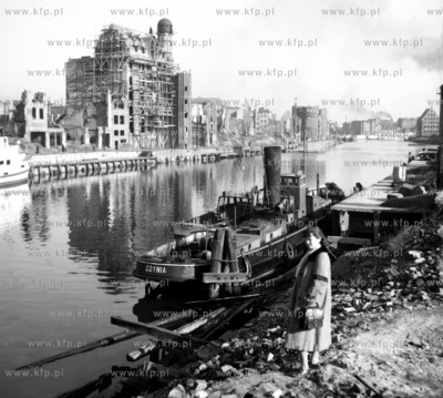 Gdansk nad Motlawa od strony wyspy Spichrzow, po drugiej...