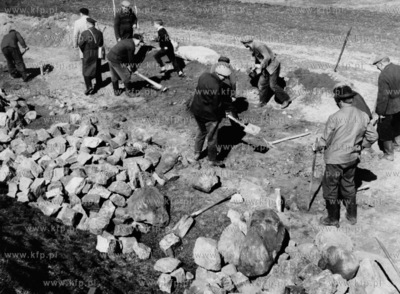 Budowa drogi Kielno Rebiska na Kaszubach. 04.1963
odb_14_04_3
Fot....