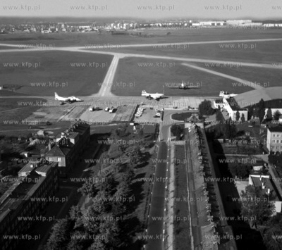 Lotnisko w Gdansku Wrzeszczu. Na dole do terminalu...