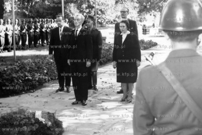 Konsul generalny NRD w Gdańsku Werner Staake składa...