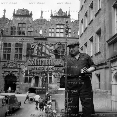 Konserwacja szyldu szlifierni Stefana Rychło na przedprożu...