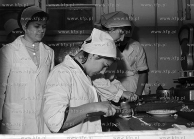 Uczennice szkoły gastronomicznej przy przyrządzaniu...