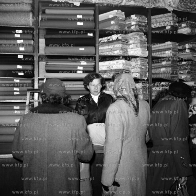 W sklepie pasmanteryjnym. ( lata60 )
1960
0005880z
Fot....