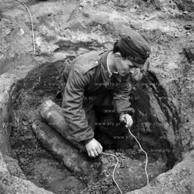 Saper na poligonie przygotowuje niewypał do detonacji....