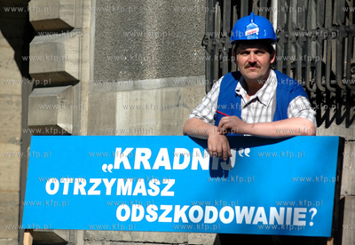 Protest stoczniowcow przed gmachem Sadu Rejonowego...