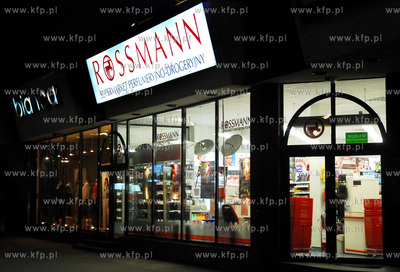 Gdynia. Ul. Swietojanska noca. Nz. sklep Rossmann

14.03.2007

Fot....