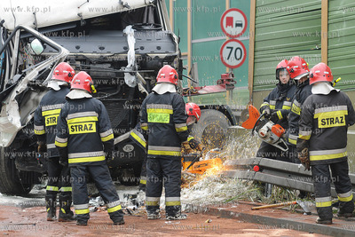 Gdynia. Z niewyjasnionych przyczyn samochod ciezarowy...