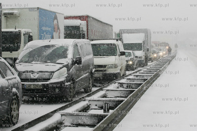 Intesywne opady sniegu byly przyczyna zamkniecia obwodnicy...