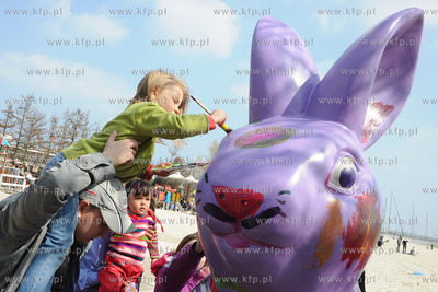 Gdynia dzieci malowaly wielkiego 2,5 metrowego zajaca...